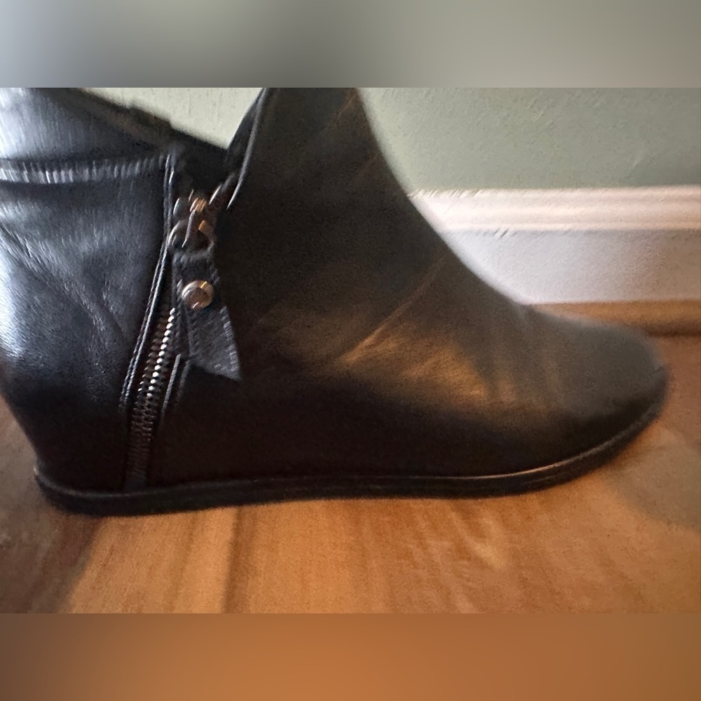 STUART WEITZMAN
Lowkey Leather Hidden Wedge Heel Boots size 8 black - Picture 11 of 15